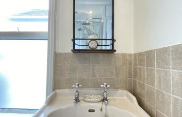 Spacious, seaside, Victorian home "Bay View Terrace", Penzance - Photo 11