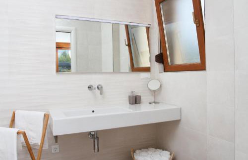 Luxury Poolside Villa - Photo 12