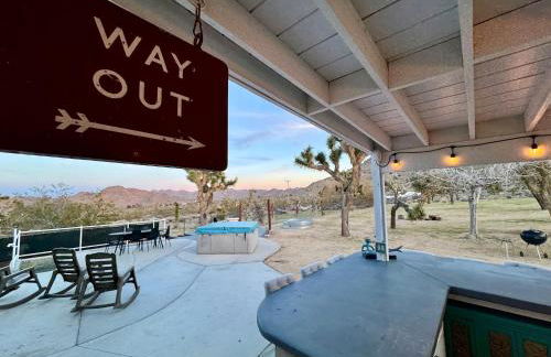 Epic Views, Huge House, Acres of J-Trees to explore, Hot Tub, Pool, AC, and Mini-Golf - Foto 60