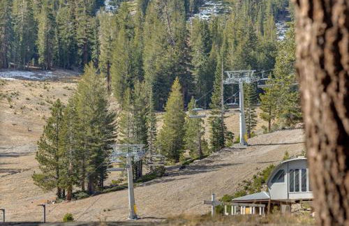 Mammoth Mtn Ski-InandOut Condo with Hot Tub Access! - Photo 2