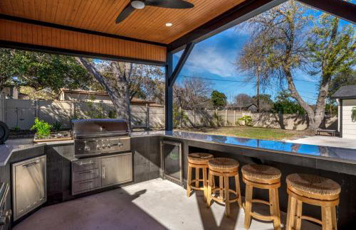 Relaxed Luxury Pet Friendly Home with Pool and Backyard Lounge in San Antonio, TX - Foto 48