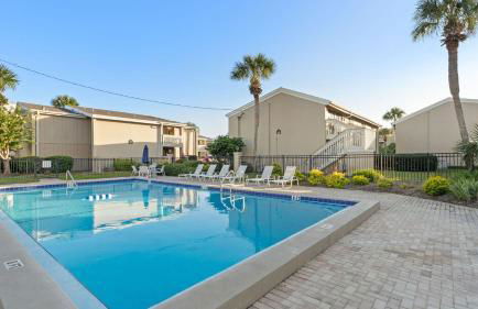 Steps from the Sand Bright Coastal Stay w Pool Access Coastal Hideaway by AvantStay - Foto 25