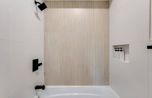 Modern Cabin Near Cheney Lake W Pool and Hot Tub - Foto 44