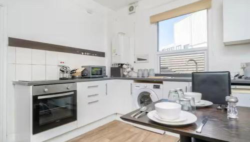 Central Stroud 3-Bedroom Flat with Fast WiFi and On-Site Parking - Foto 4, stove, toaster, minibar