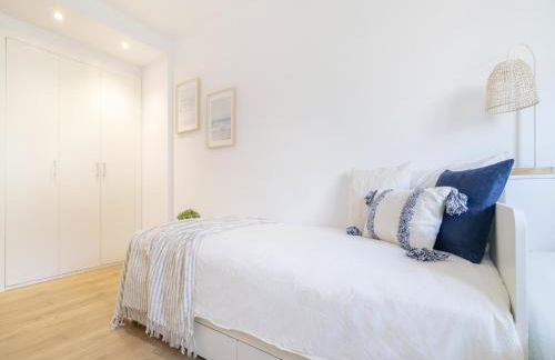 Seafront Apartment in Calella with Beach Access - Photo 28