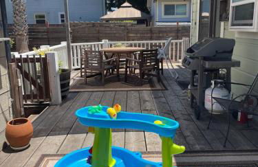 Sunlit Surf House 4BR Downtown Walk to beach - Foto 17