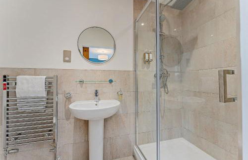 Residence 11 by Together Travel - Luxury 2-Bed Ground Floor Apartment - Photo 12