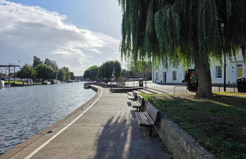 Stunning One Bed Flat at Dawe Luxury Suites - An Entire Apartment near Ely Cathedral & Train Station - The Perfect Base to Explore Ely, Cambridge, Norfolk & London - 2 Guests Max - Photo 12