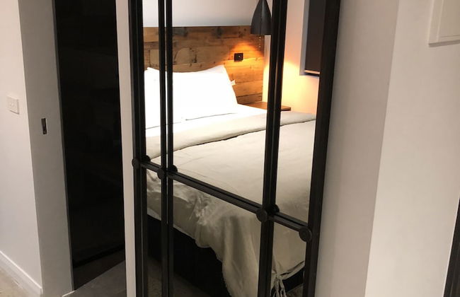 Timber Door Luxury Accommodation Geelong - Photo 4