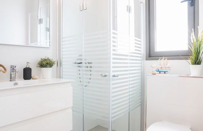 Stylish Seaside Escape with Balcony by Sea N' Rent - Foto 43