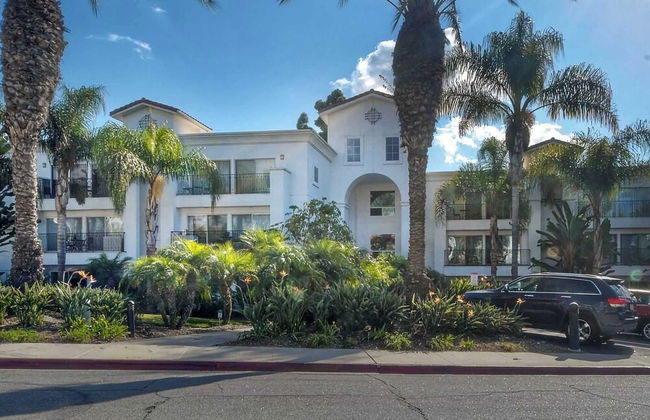 Southern Exposure w/ Private Balcony - Foto 41