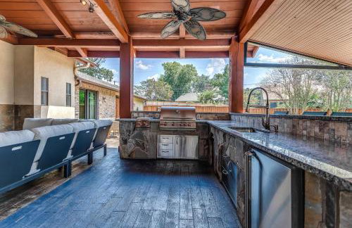 DFW Large Vacation Retreat with Private Pool and Hot Tub - Foto 8