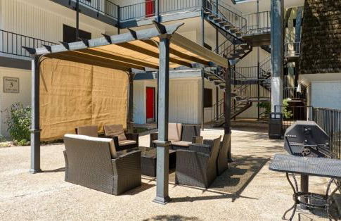 Your Modern King Suite Getaway - Sleeps 4 - Pool, Prkg - Foto 29