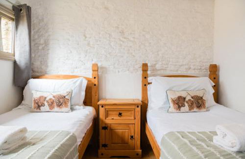 Charming Stone Cottage - Cotswolds Farm Stay - The Bullpen - Photo 13