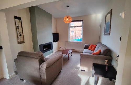 Victorian Semi Detached House behind the High Street - Foto 2