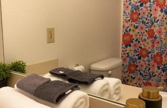 Spacious Loft with Fireplace - near CSU, Playhouse, Progressive field, R&R Hall of Fame with Gym & Sauna and Sleeps 12 - Foto 15