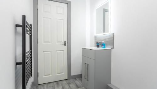 Two Bedroom Apartment by Brookland Stays Serviced Accommodation Short Lets Leeds with WiFi Kitchen Near Town Centre - Foto 3