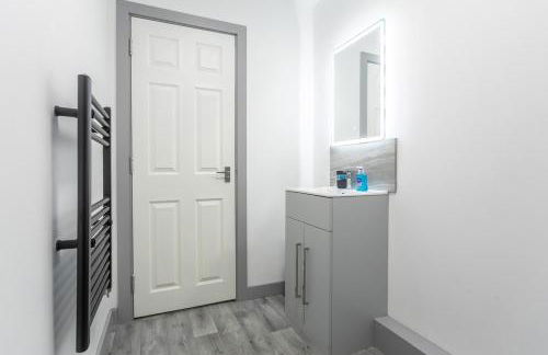 Two Bedroom Apartment by Brookland Stays Serviced Accommodation Short Lets Leeds with WiFi Kitchen Near Town Centre - Foto 3