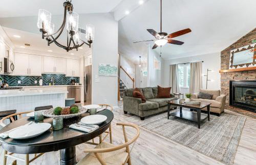 about 1 Mi to Dtwn Alpharetta Home with Screened Porch! - Foto 1