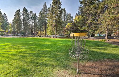 Chic Bend Condo with Fireplace and Forest Views! - Foto 32