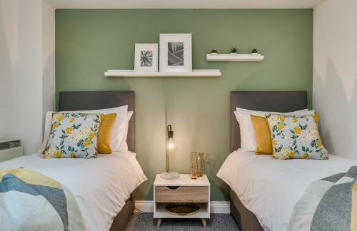 Chic and Bright Apartment Near the Water - Photo 28