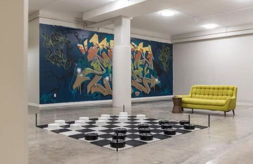 Stunning Downtown Studio with Rooftop Patio - Photo 15