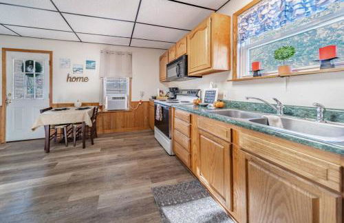 Cottage in the Falls, 2 b, 2 bath, fireplace - Photo 12