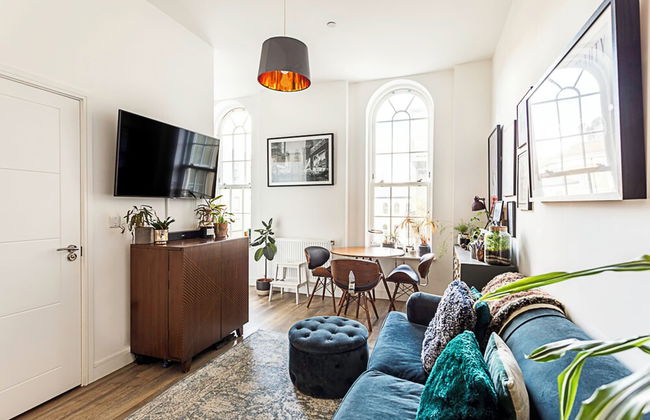 Contemporary Victorian Studio - Photo 15