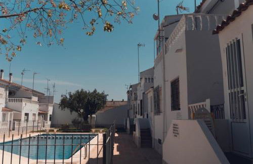 Bungalow with a pool and a terrace - Foto 45