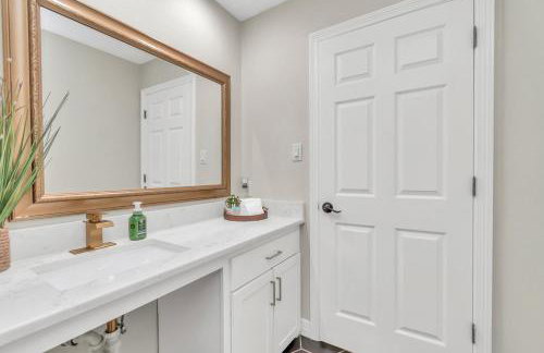 AccessibleGem 3BR Jacuzzi & Air Hockey Sleeps 13 Chinatown - Foto 29