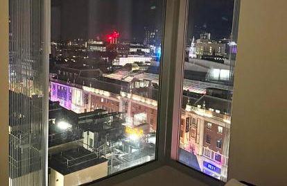 Award Winner of 2026 &2025 traveller & Best guest rated apartment, two bedroom, #1 Leeds city centres most central location, Great 180 degree views,balcony , PARKING onsite, Netflix & WiFi - Foto 58