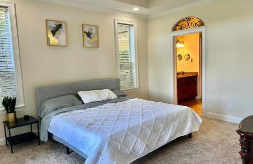 Lakeside Retreat with pool, dock & game room - Foto 34