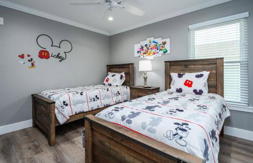 Gorgeous Modern 6BR South Facing Private Pool Hot Tub BBQ Theater 2 Miles Disney - Foto 17