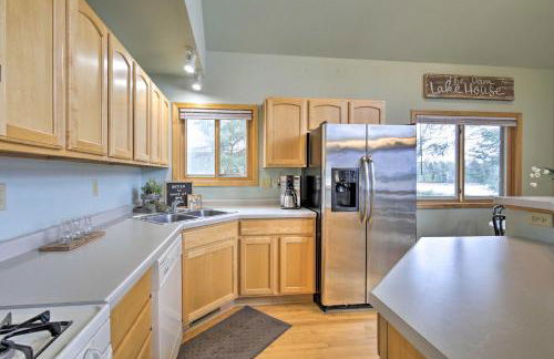 Cozy Dam Lake Escape with Dock, Yard and Water Access! - Foto 10