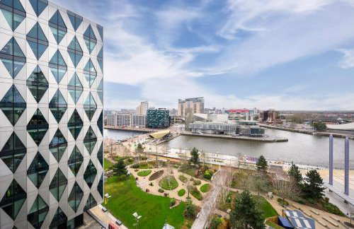 Waterfront Panorama – 2BR + Balcony, Near Stadium - Foto 10