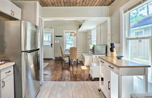 Chic Cottage with Private Yard Steps to Beach! - Foto 8