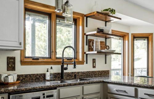 Hot Tub - Scenic Views - Spacious Deck - Game Room - Foto 18