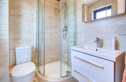 Serene Family Escape - Spacious, Near Thorpe Bay and Southend, Beaches & Amenities - Pass the Keys - Foto 17