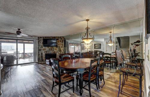 Lakefront Stillwaters Villa with Deck and Private Dock - Foto 14