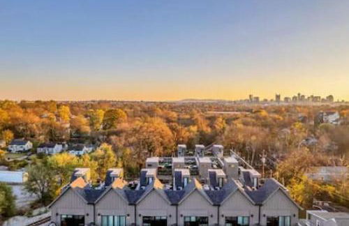 Gorgeous East Nashville House with Rooftop Patio, Garage, 9 Beds, 3 Miles to Downtown - Foto 37