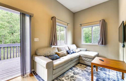 Large Yard with Pond Family Retreat in New Albany! - Foto 24