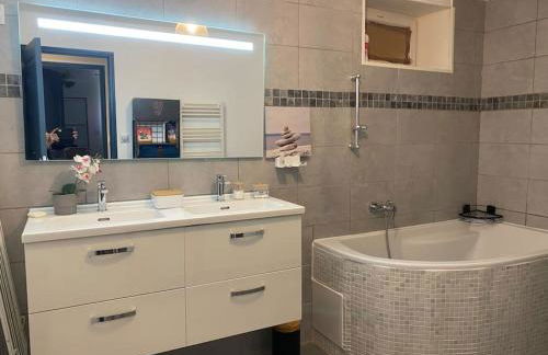 REZ de jardin moderne 4 chambres 8 personnes jardinet - Foto 6