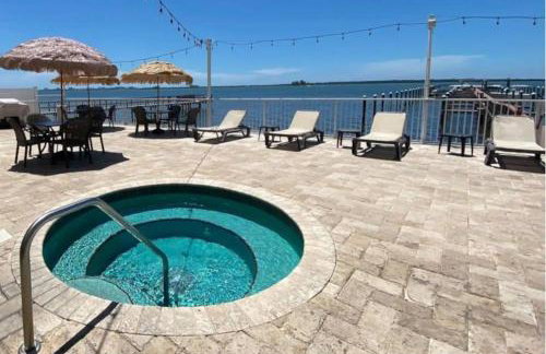 Condo in Waterfront Resort with Balcony Close to Beaches Free Bikes - Photo 5