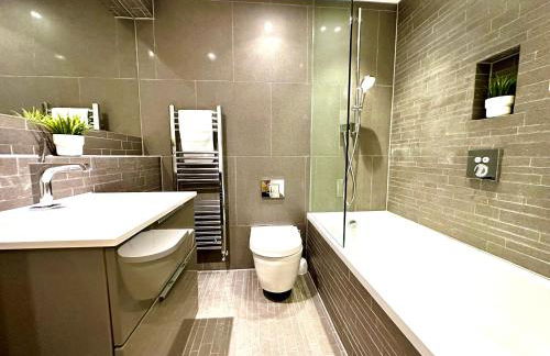 Beautiful New 2 Bedroom Apartment - Next to the Beach - Great Location - FREE Parking - Fast WiFi - Smart TV - sleeps up to 4! Close to Purbeck, Corfe Castle, Sandbanks, Poole & Bournemouth - Foto 7