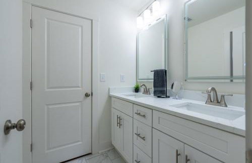 Modern Emerson retreat close to LakePoint Sports - Photo 14