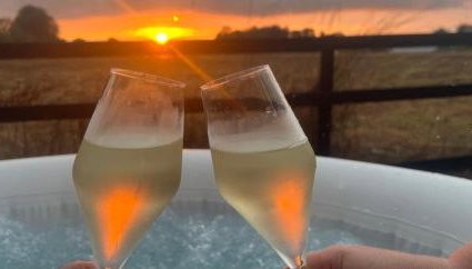 Lavender Lodge - Pool and Hot Tub with sunset views over open fields - Foto 3