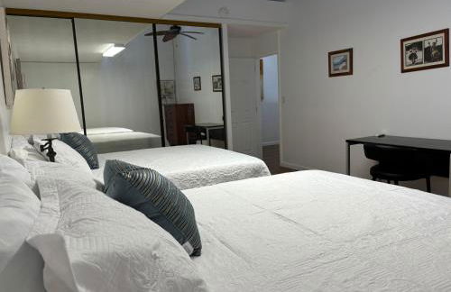 Downtown 2BR Huge Patio Free parking WiFi - Foto 10