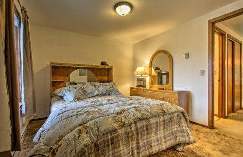 Cozy Angler's Apt - Steps to Trout Fishing River! - Foto 16