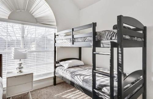 Luxury Home w Hot Tub near DFW Airport - Photo 31