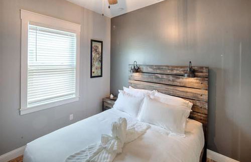 Quaint Cottage with Private Pool-Walk to Everything - Foto 20